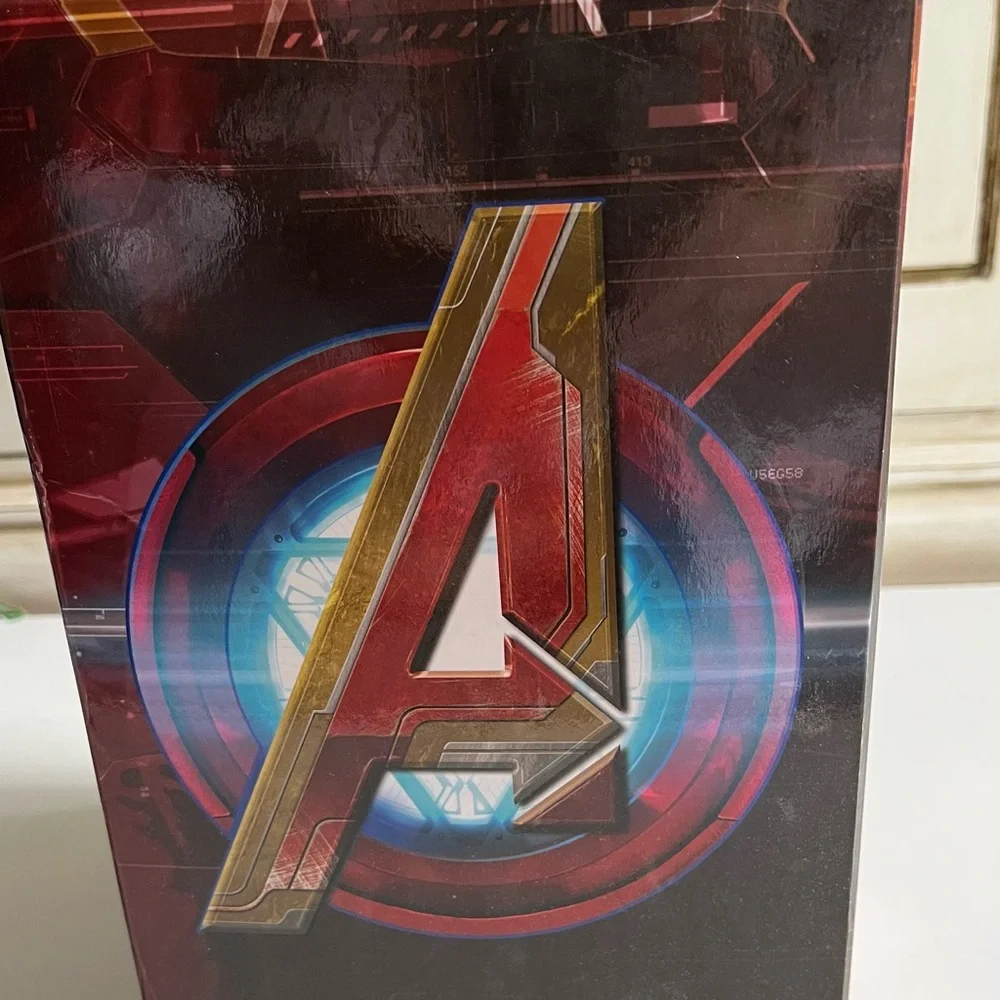 New Yahtzee Marvel The Avengers Iron Man Dice Game Iron Man Head Display piece